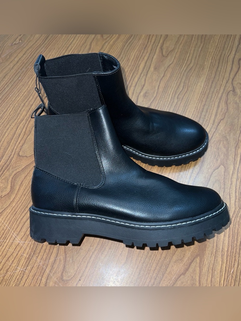 DV by Dolce Vita Women’s Black Chelsea Lug Ankle Heeled Boots Size 9 White Trim